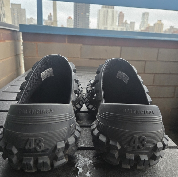 Balenciaga Men's Black Rubber Clogs - Picture 4 of 6